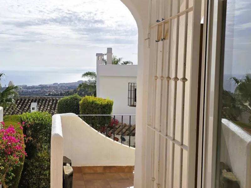 Discover this charming townhouse in Los Altos de Los Monteros, one of the most exclusive residential areas in East Marbella. With a south-facing orientation offering panoramic views of Marbella Bay, this property combines elegance, natural light, and an i