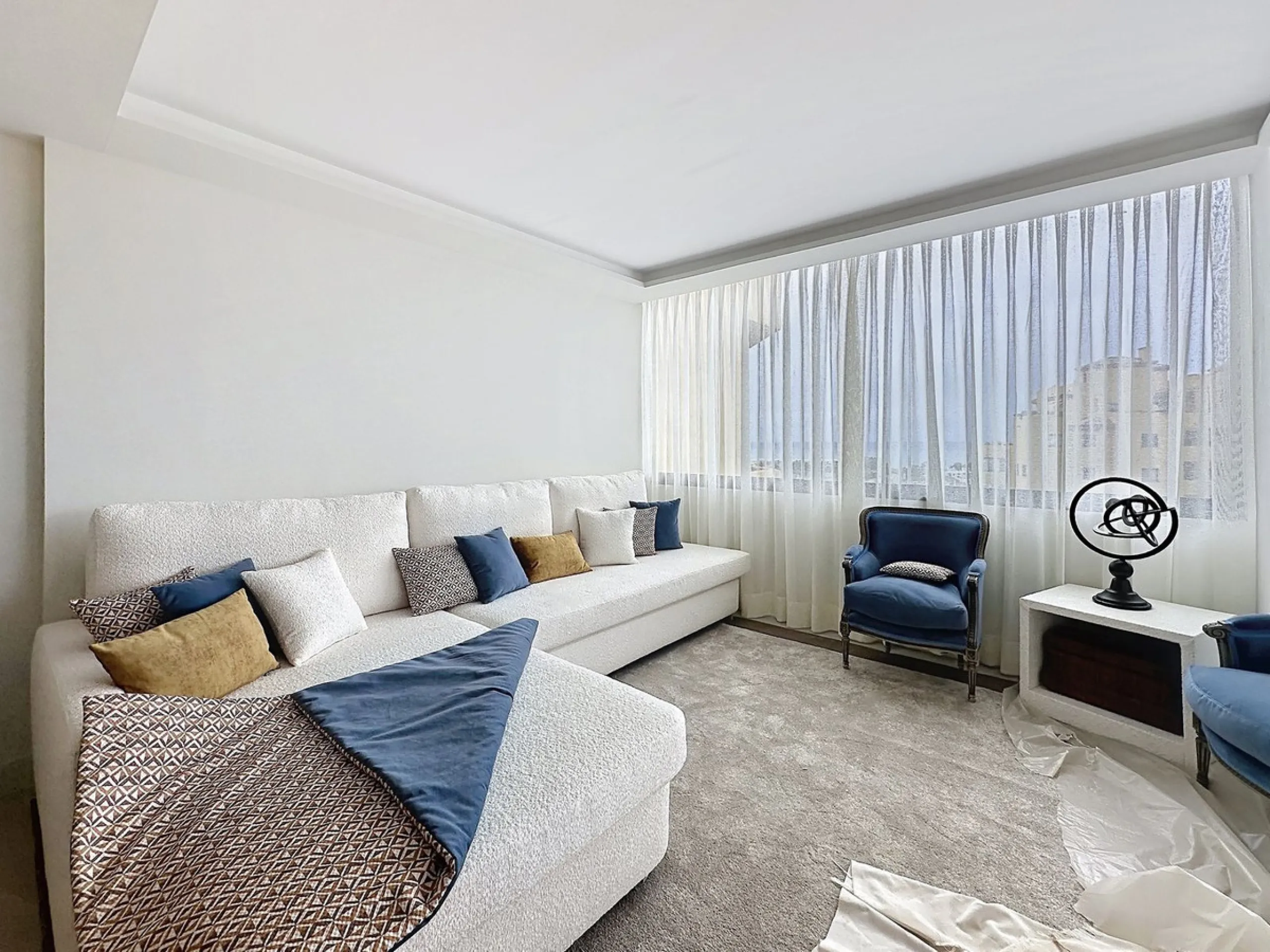 Imagine waking up each morning to soft Mediterranean light streaming through the windows, the calm of a beautifully maintained community, and the sea breeze accompanying your first coffee of the day. All of this from a spacious glass-enclosed terrace with
