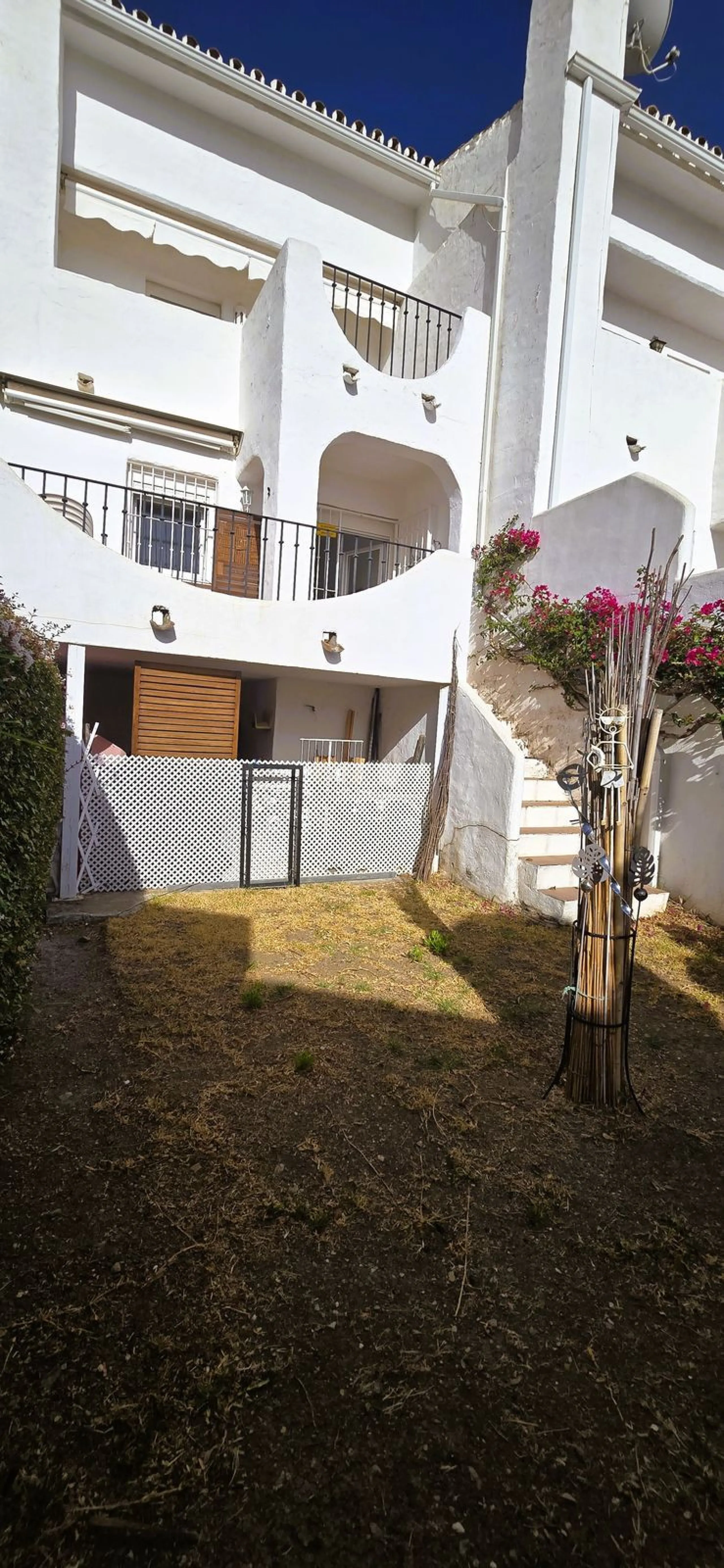 Discover this charming townhouse in Los Altos de Los Monteros, one of the most exclusive residential areas in East Marbella. With a south-facing orientation offering panoramic views of Marbella Bay, this property combines elegance, natural light, and an i