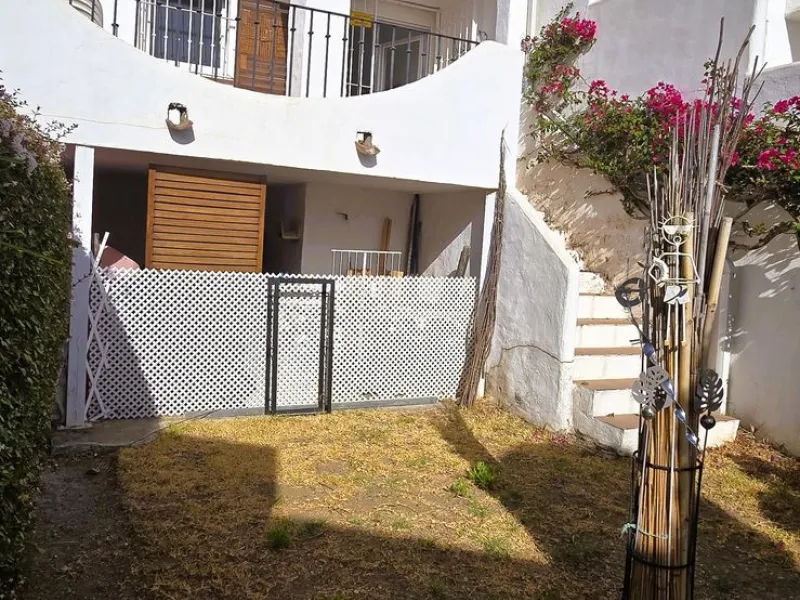 Discover this charming townhouse in Los Altos de Los Monteros, one of the most exclusive residential areas in East Marbella. With a south-facing orientation offering panoramic views of Marbella Bay, this property combines elegance, natural light, and an i