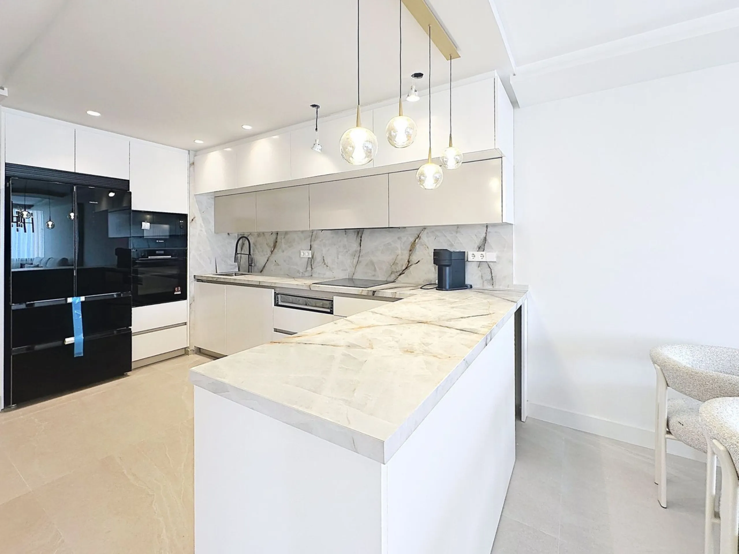 Imagine waking up each morning to soft Mediterranean light streaming through the windows, the calm of a beautifully maintained community, and the sea breeze accompanying your first coffee of the day. All of this from a spacious glass-enclosed terrace with