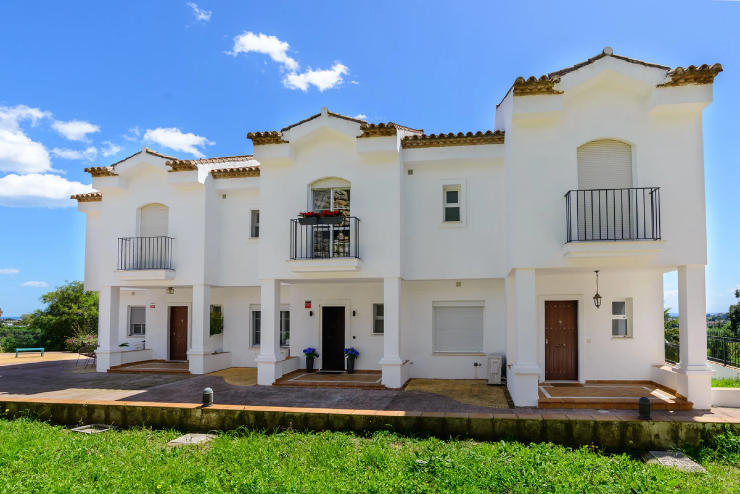 House - Semi-Detached House в продаже в Benahavís, Málaga. В доме 3 спален и 3 ванных комнат. Площадь дома 191 м²