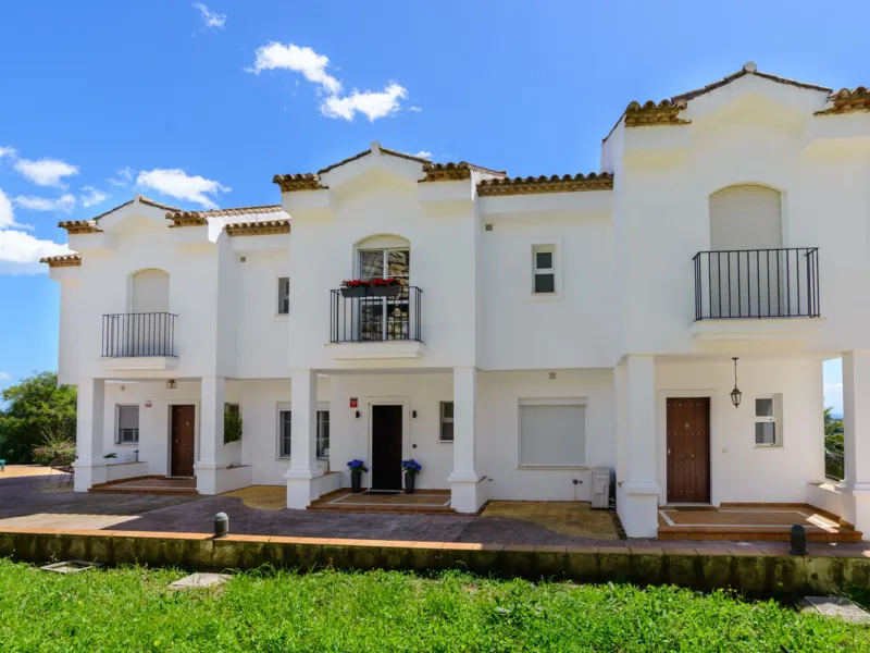 House - Semi-Detached House в продаже в Benahavís, Málaga. В доме 3 спален и 3 ванных комнат. Площадь дома 191 м²
