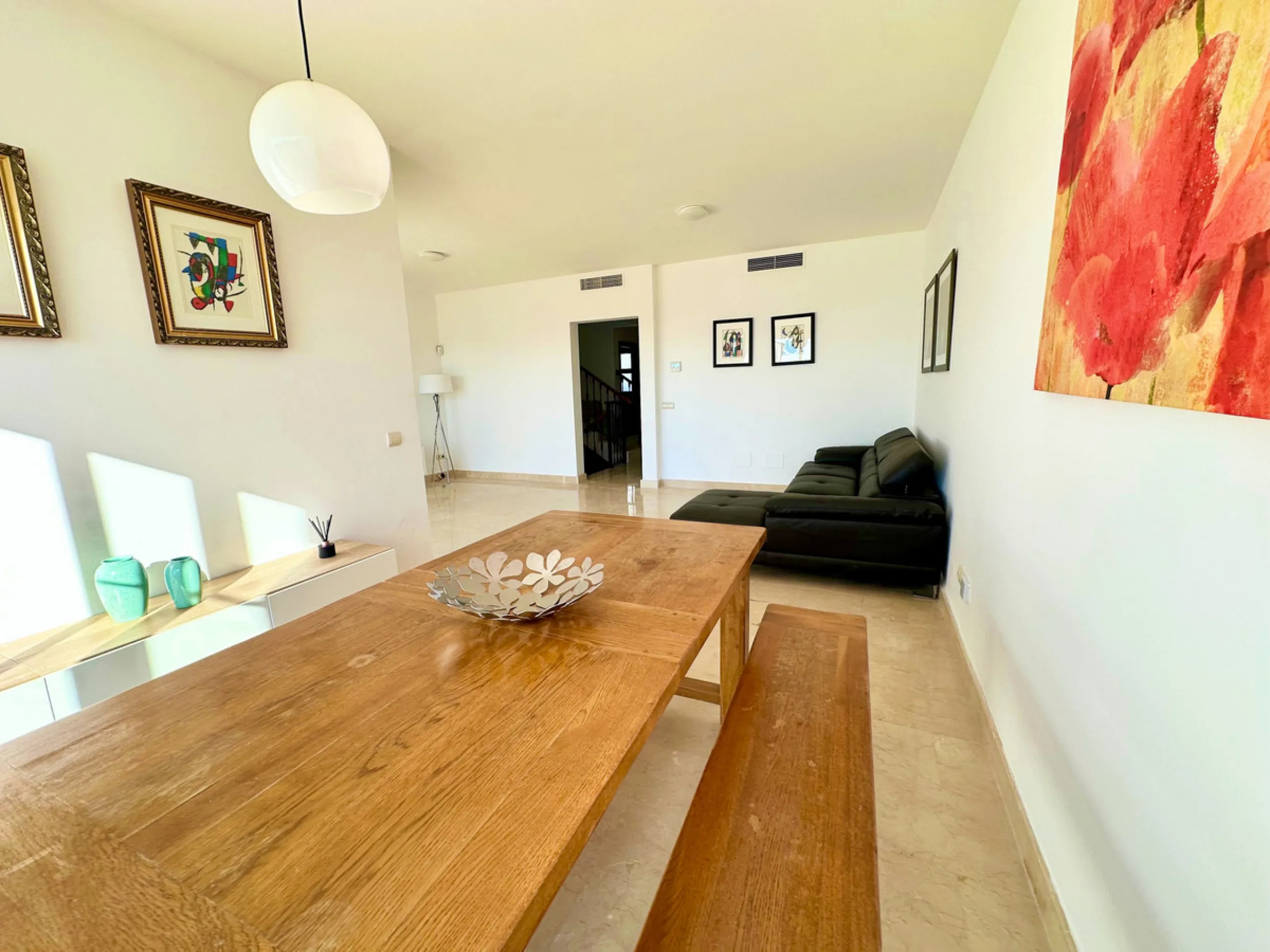 House - Semi-Detached House в продаже в Benahavís, Málaga. В доме 3 спален и 3 ванных комнат. Площадь дома 191 м²