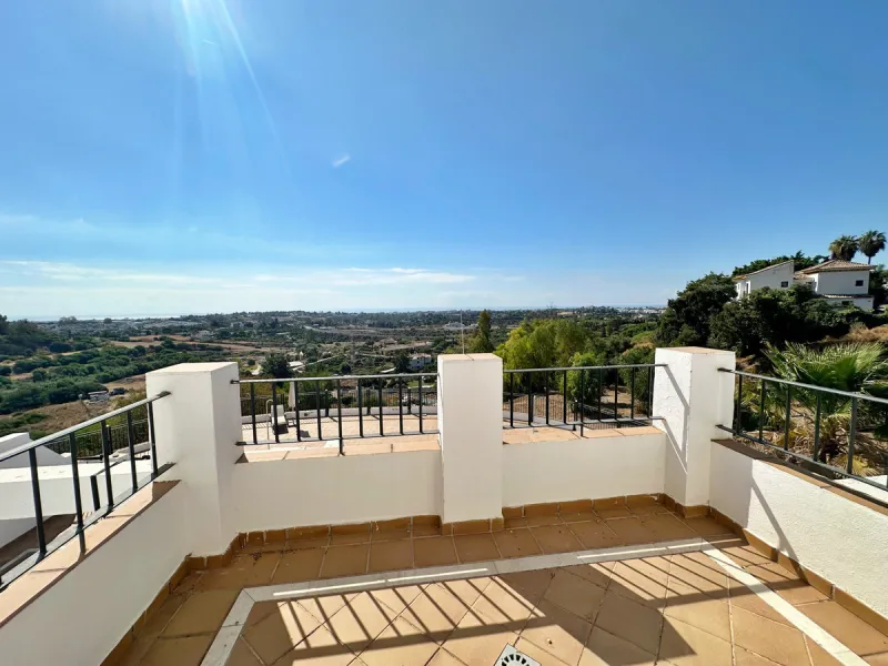House - Semi-Detached House в продаже в Benahavís, Málaga. В доме 3 спален и 3 ванных комнат. Площадь дома 191 м²