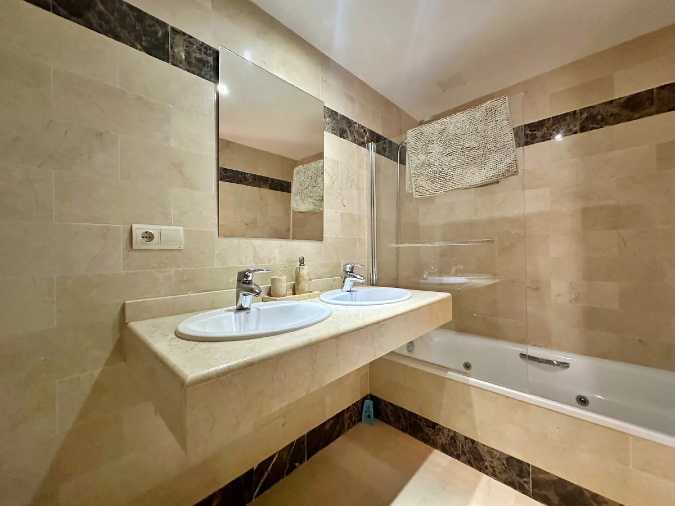 House - Semi-Detached House в продаже в Benahavís, Málaga. В доме 3 спален и 3 ванных комнат. Площадь дома 191 м²