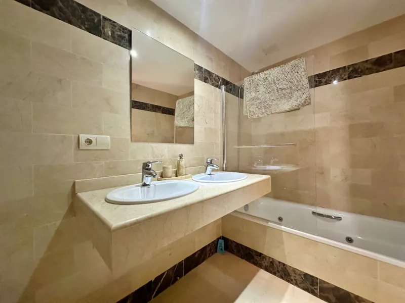 House - Semi-Detached House в продаже в Benahavís, Málaga. В доме 3 спален и 3 ванных комнат. Площадь дома 191 м²