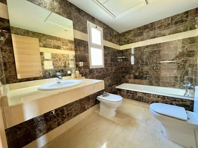 House - Semi-Detached House в продаже в Benahavís, Málaga. В доме 3 спален и 3 ванных комнат. Площадь дома 191 м²