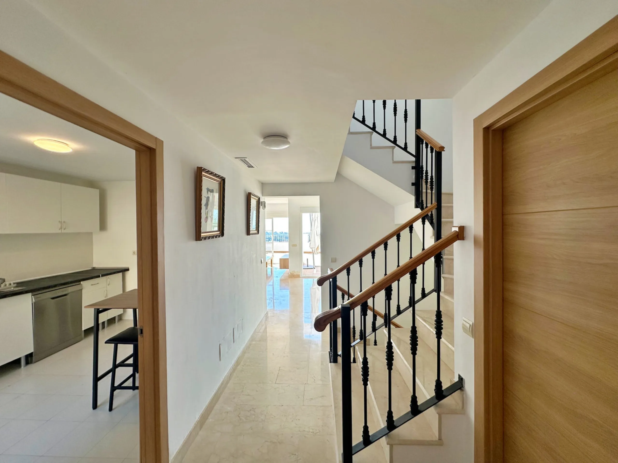 House - Semi-Detached House в продаже в Benahavís, Málaga. В доме 3 спален и 3 ванных комнат. Площадь дома 191 м²