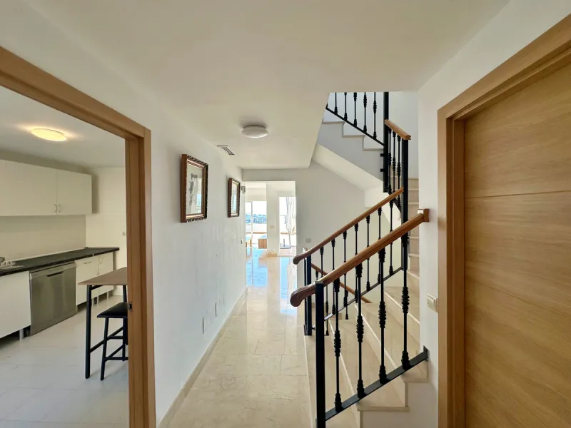 House - Semi-Detached House в продаже в Benahavís, Málaga. В доме 3 спален и 3 ванных комнат. Площадь дома 191 м²