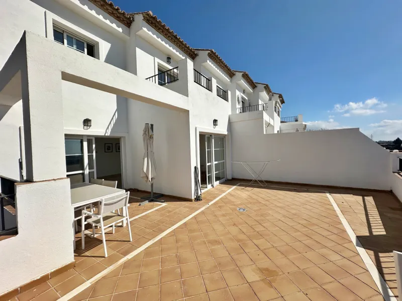 House - Semi-Detached House в продаже в Benahavís, Málaga. В доме 3 спален и 3 ванных комнат. Площадь дома 191 м²