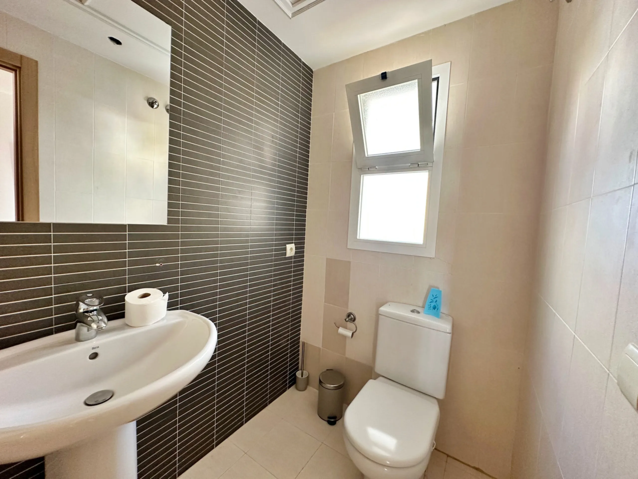 House - Semi-Detached House в продаже в Benahavís, Málaga. В доме 3 спален и 3 ванных комнат. Площадь дома 191 м²