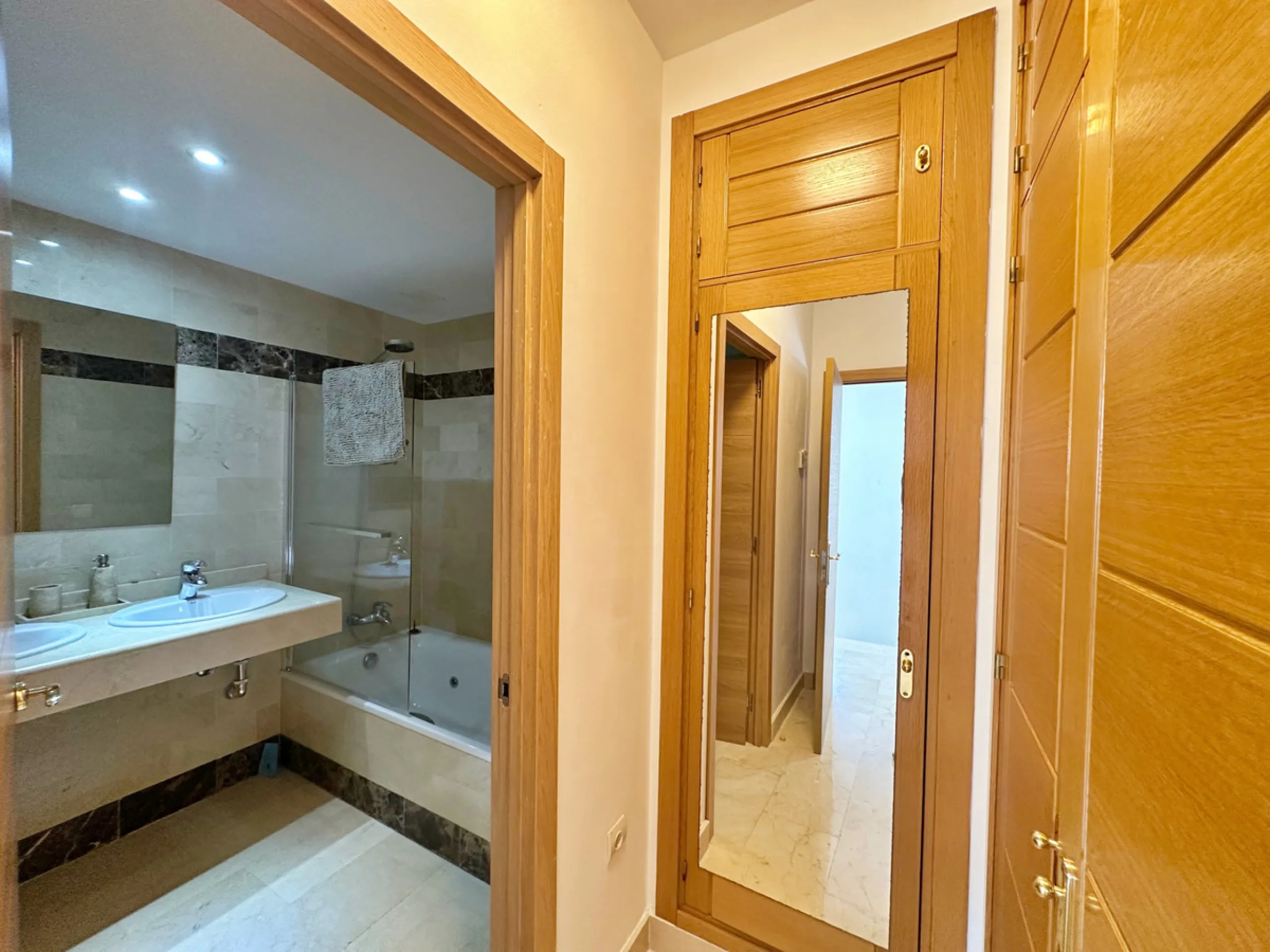 House - Semi-Detached House в продаже в Benahavís, Málaga. В доме 3 спален и 3 ванных комнат. Площадь дома 191 м²