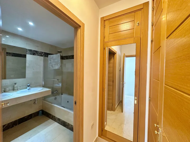 House - Semi-Detached House в продаже в Benahavís, Málaga. В доме 3 спален и 3 ванных комнат. Площадь дома 191 м²