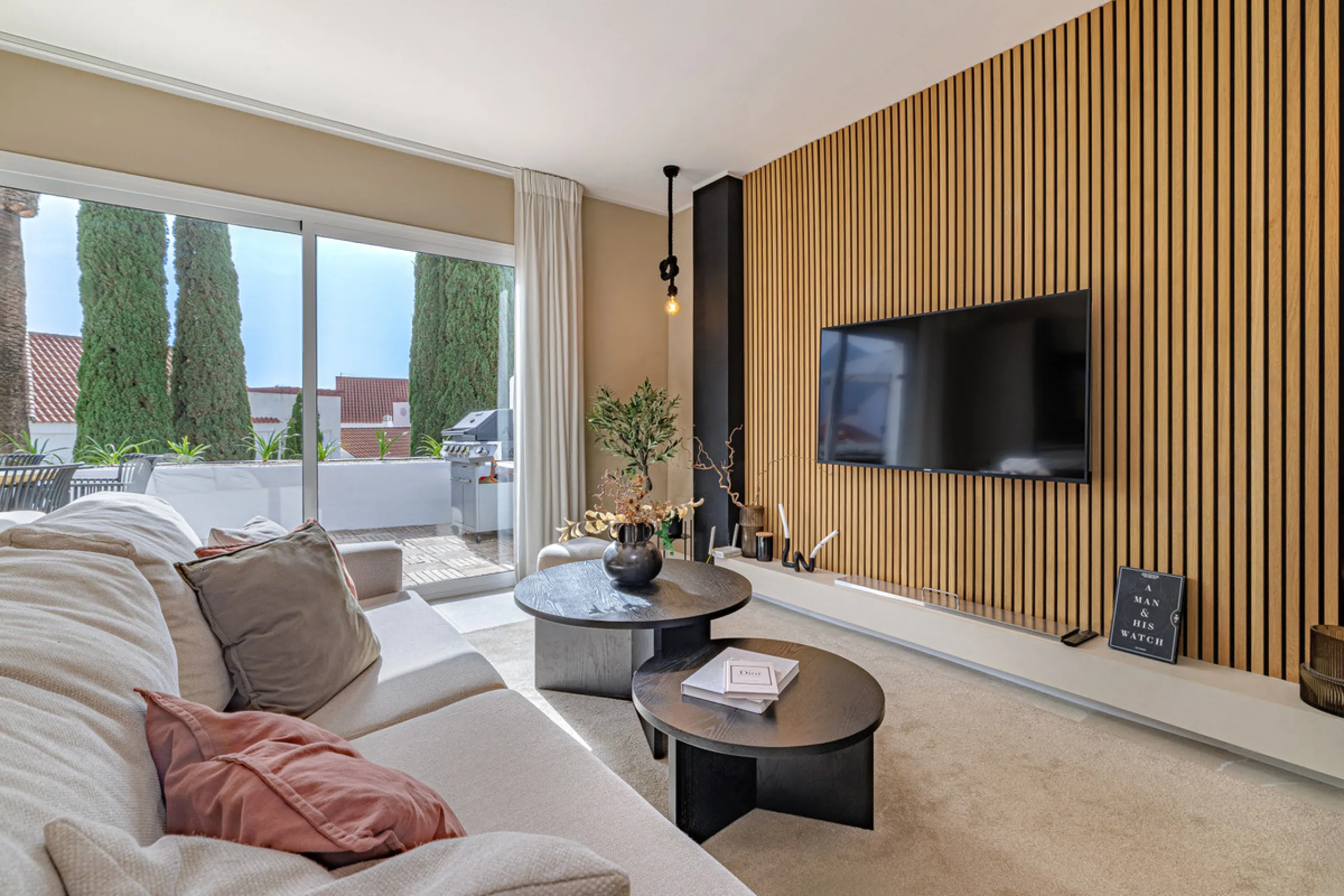 Welcome to this beautifully renovated 4-bedroom middle-floor apartment, ideally situated in the heart of Nueva Andalucía — just minutes from the vibrant Puerto Banús and within walking distance to Centro Plaza.