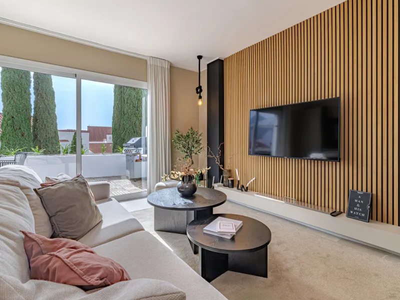 Welcome to this beautifully renovated 4-bedroom middle-floor apartment, ideally situated in the heart of Nueva Andalucía — just minutes from the vibrant Puerto Banús and within walking distance to Centro Plaza.