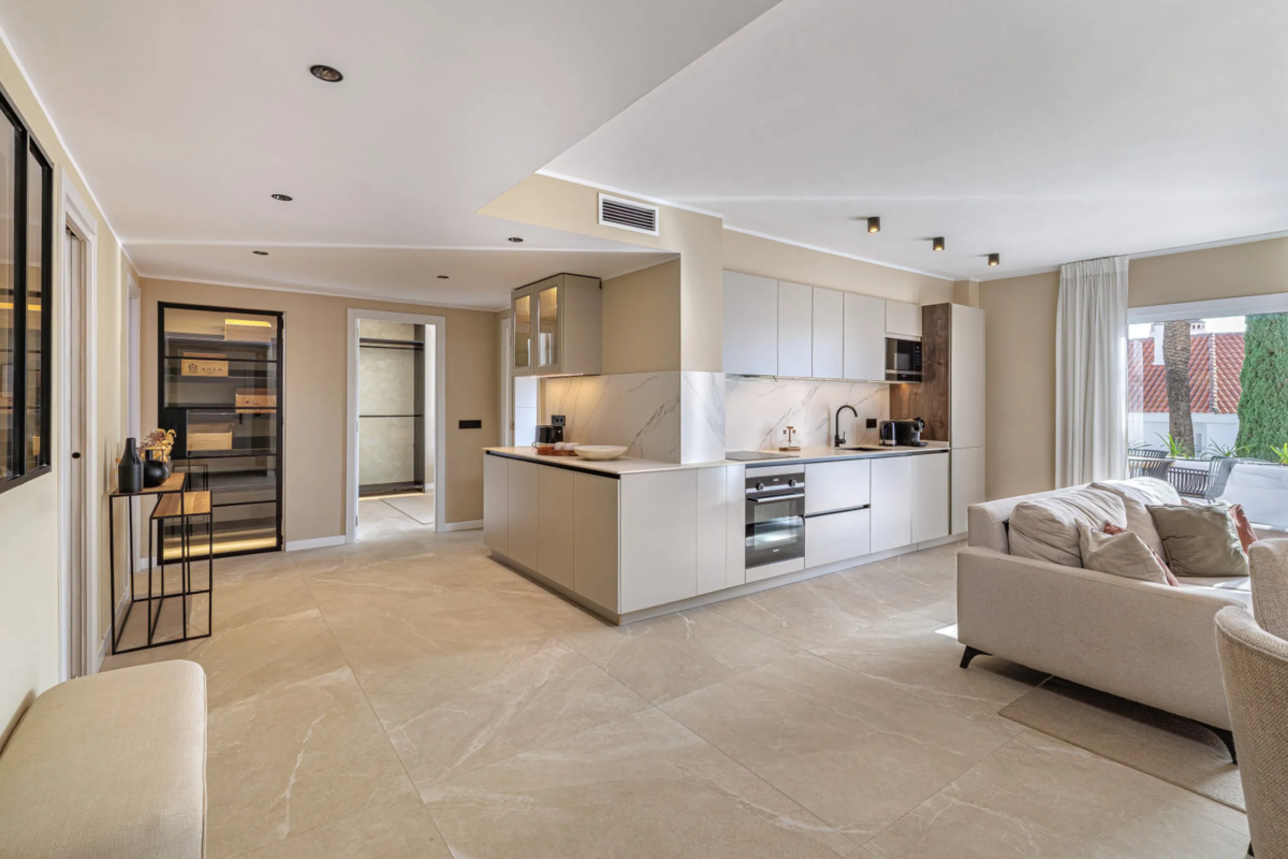 Welcome to this beautifully renovated 4-bedroom middle-floor apartment, ideally situated in the heart of Nueva Andalucía — just minutes from the vibrant Puerto Banús and within walking distance to Centro Plaza.