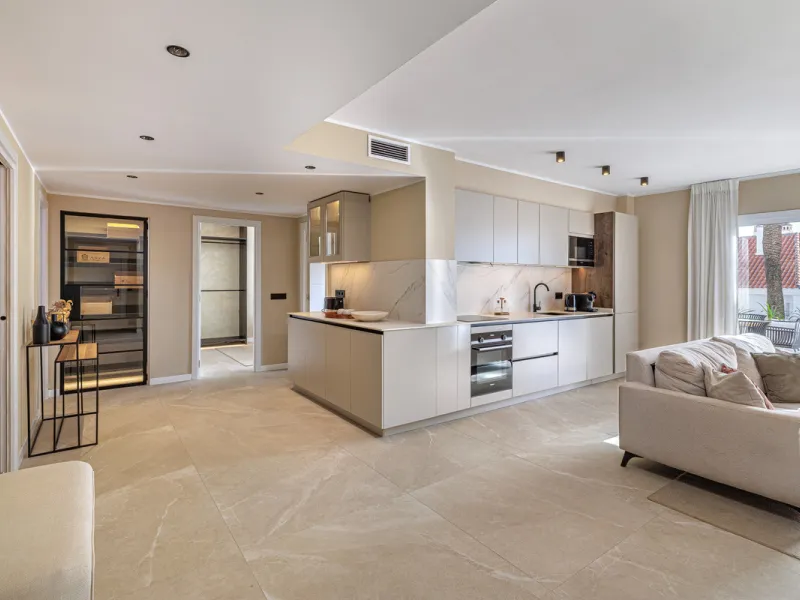 Welcome to this beautifully renovated 4-bedroom middle-floor apartment, ideally situated in the heart of Nueva Andalucía — just minutes from the vibrant Puerto Banús and within walking distance to Centro Plaza.