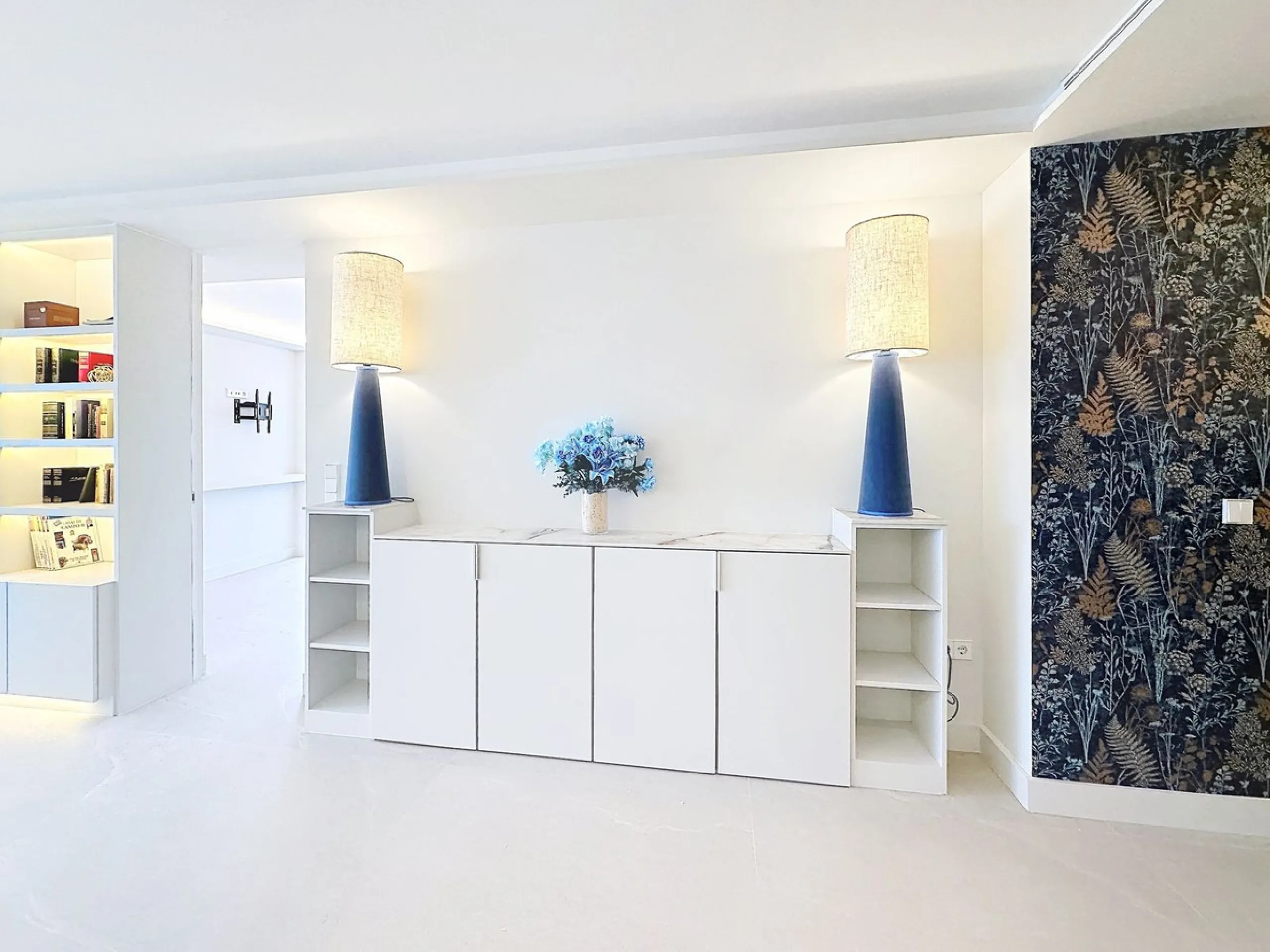 Imagine waking up each morning to soft Mediterranean light streaming through the windows, the calm of a beautifully maintained community, and the sea breeze accompanying your first coffee of the day. All of this from a spacious glass-enclosed terrace with
