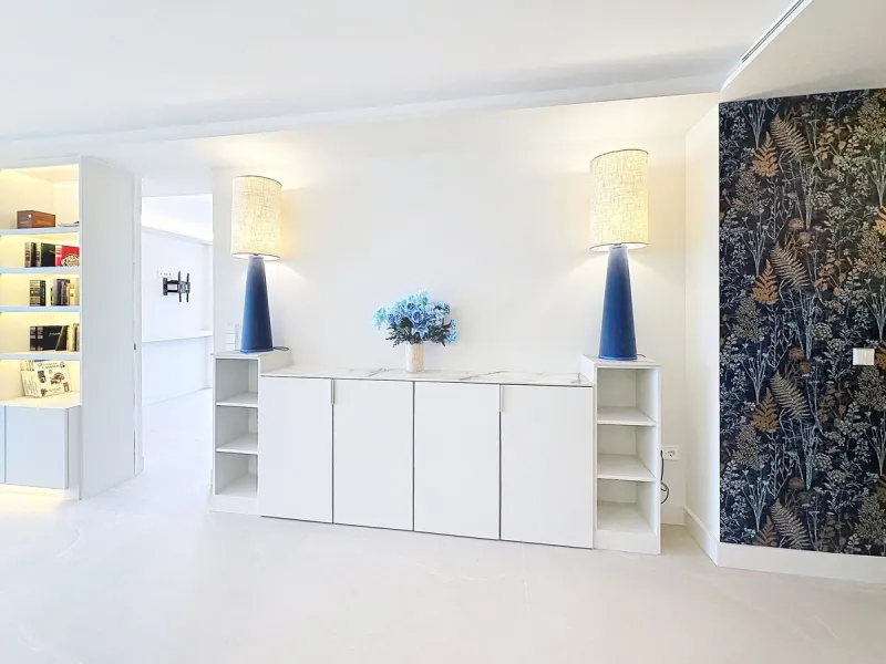 Imagine waking up each morning to soft Mediterranean light streaming through the windows, the calm of a beautifully maintained community, and the sea breeze accompanying your first coffee of the day. All of this from a spacious glass-enclosed terrace with