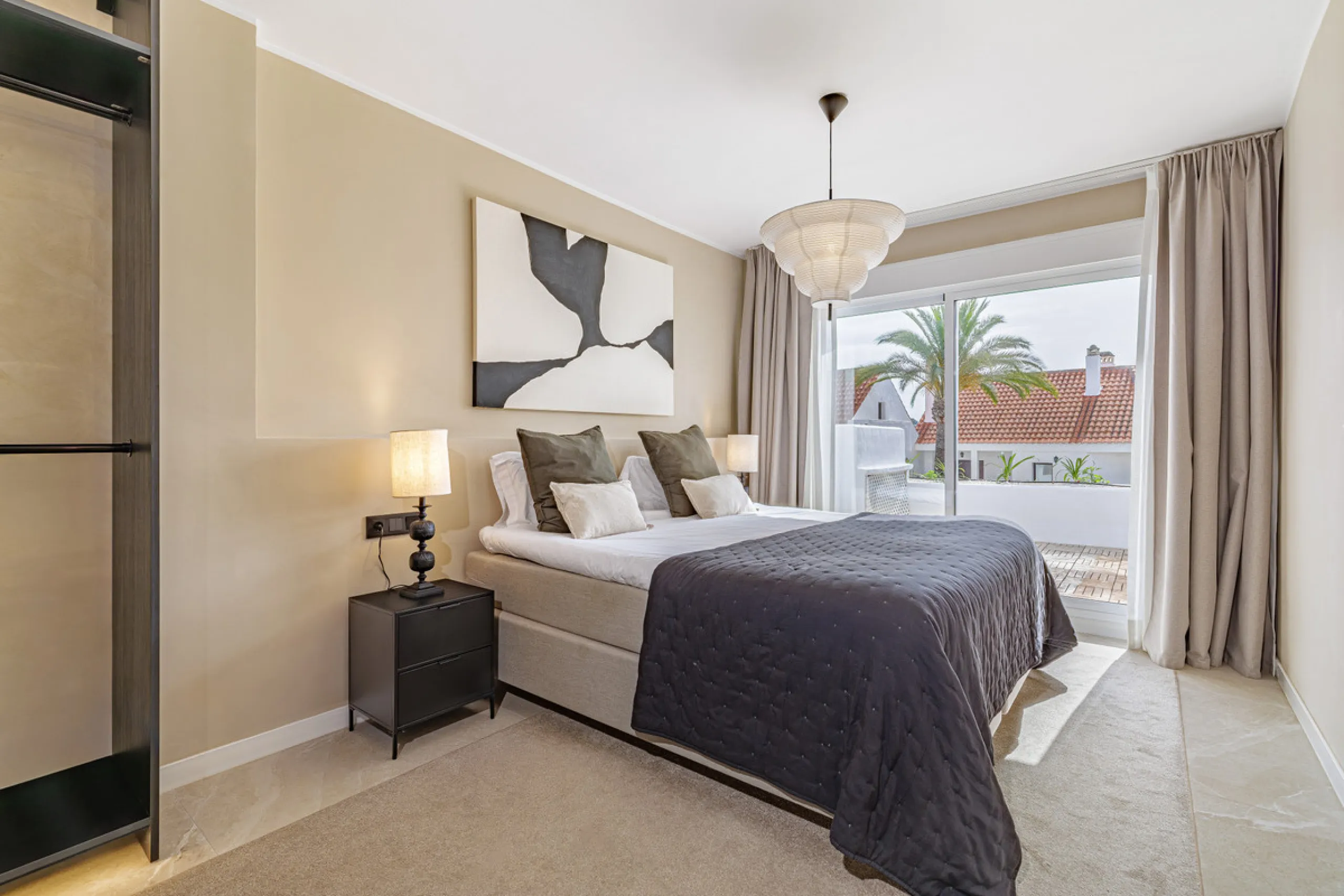 Welcome to this beautifully renovated 4-bedroom middle-floor apartment, ideally situated in the heart of Nueva Andalucía — just minutes from the vibrant Puerto Banús and within walking distance to Centro Plaza.