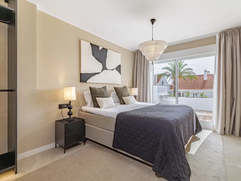 Welcome to this beautifully renovated 4-bedroom middle-floor apartment, ideally situated in the heart of Nueva Andalucía — just minutes from the vibrant Puerto Banús and within walking distance to Centro Plaza.