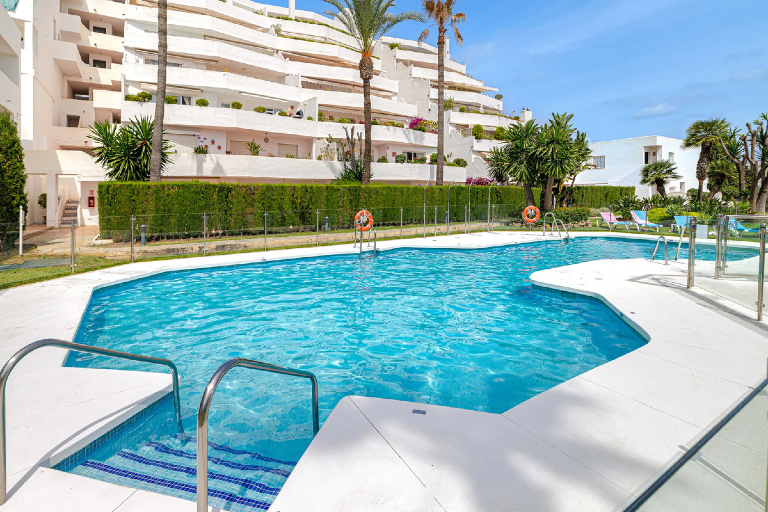 Welcome to this beautifully renovated 4-bedroom middle-floor apartment, ideally situated in the heart of Nueva Andalucía — just minutes from the vibrant Puerto Banús and within walking distance to Centro Plaza.