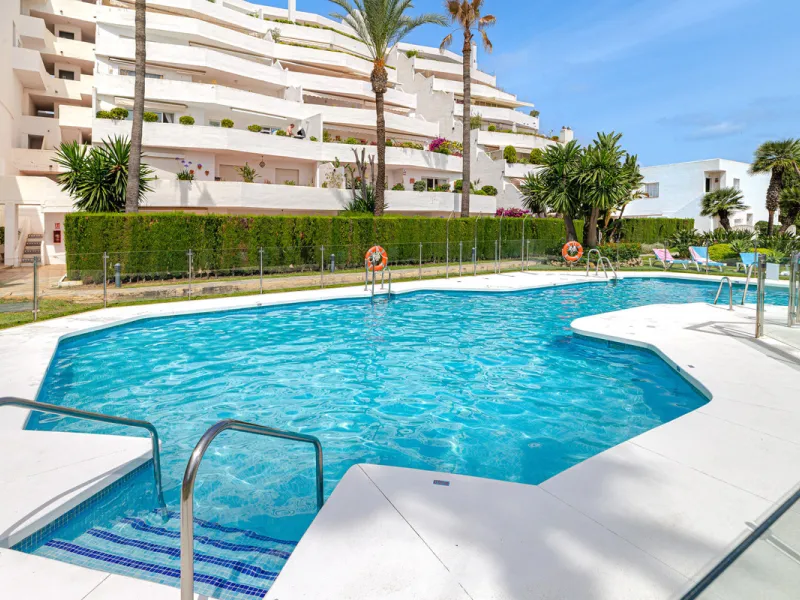 Welcome to this beautifully renovated 4-bedroom middle-floor apartment, ideally situated in the heart of Nueva Andalucía — just minutes from the vibrant Puerto Banús and within walking distance to Centro Plaza.