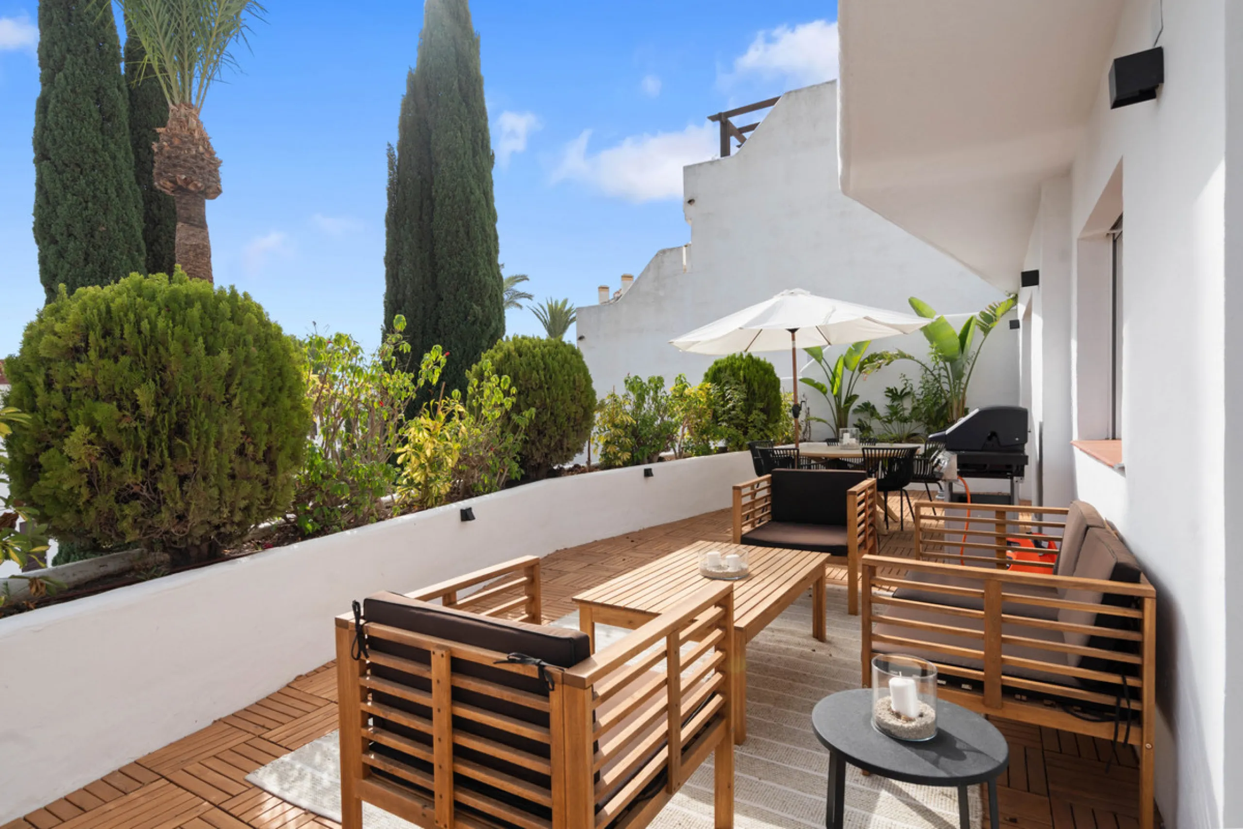 Welcome to this beautifully renovated 4-bedroom middle-floor apartment, ideally situated in the heart of Nueva Andalucía — just minutes from the vibrant Puerto Banús and within walking distance to Centro Plaza.