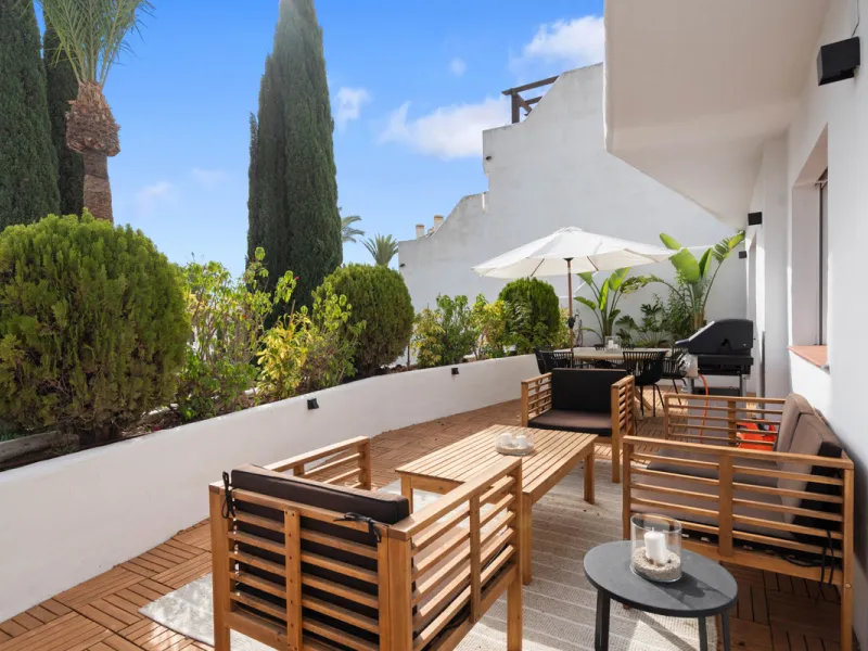 Welcome to this beautifully renovated 4-bedroom middle-floor apartment, ideally situated in the heart of Nueva Andalucía — just minutes from the vibrant Puerto Banús and within walking distance to Centro Plaza.