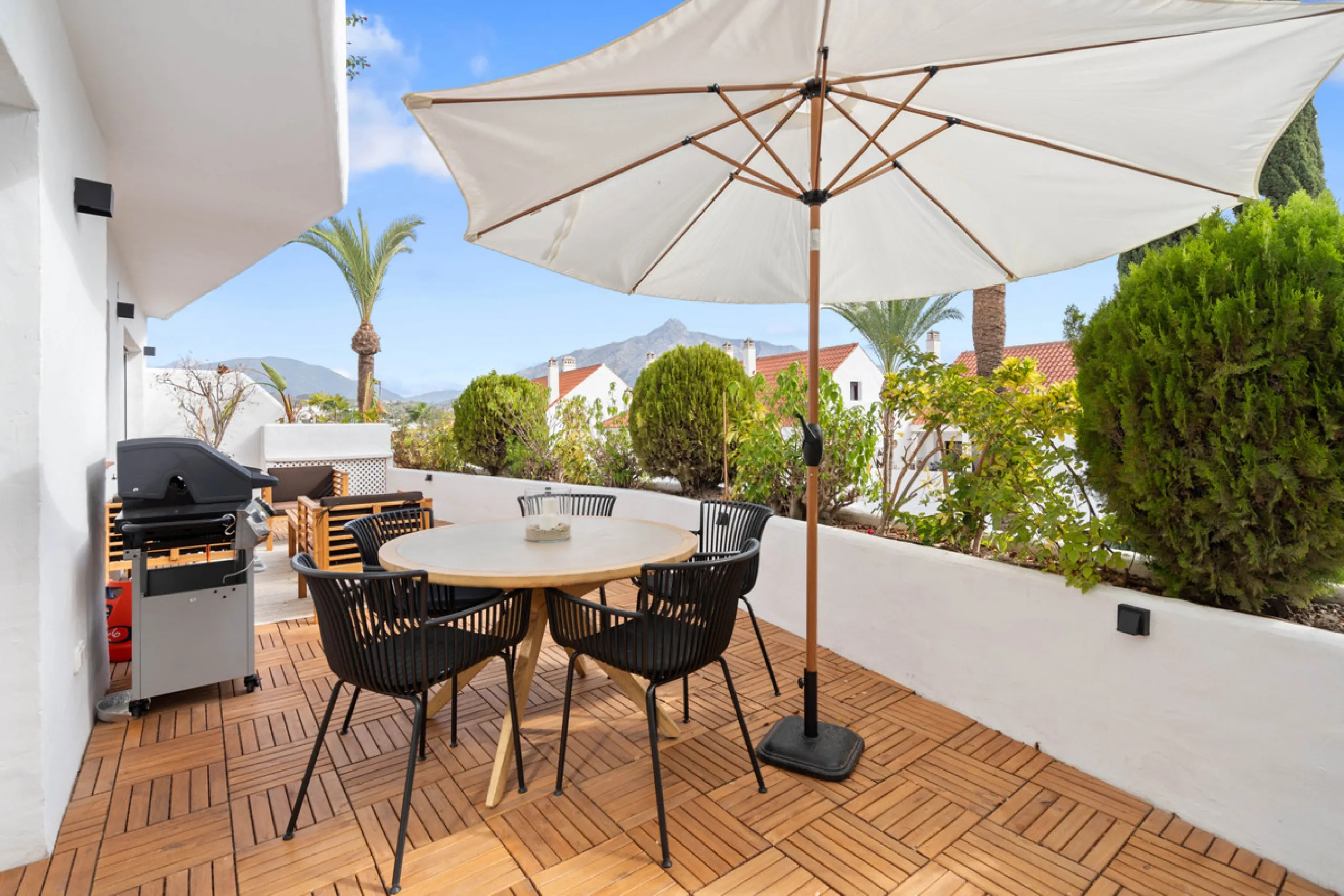 Welcome to this beautifully renovated 4-bedroom middle-floor apartment, ideally situated in the heart of Nueva Andalucía — just minutes from the vibrant Puerto Banús and within walking distance to Centro Plaza.