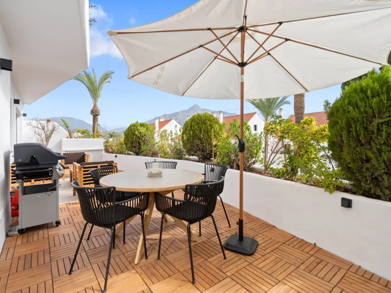 Welcome to this beautifully renovated 4-bedroom middle-floor apartment, ideally situated in the heart of Nueva Andalucía — just minutes from the vibrant Puerto Banús and within walking distance to Centro Plaza.