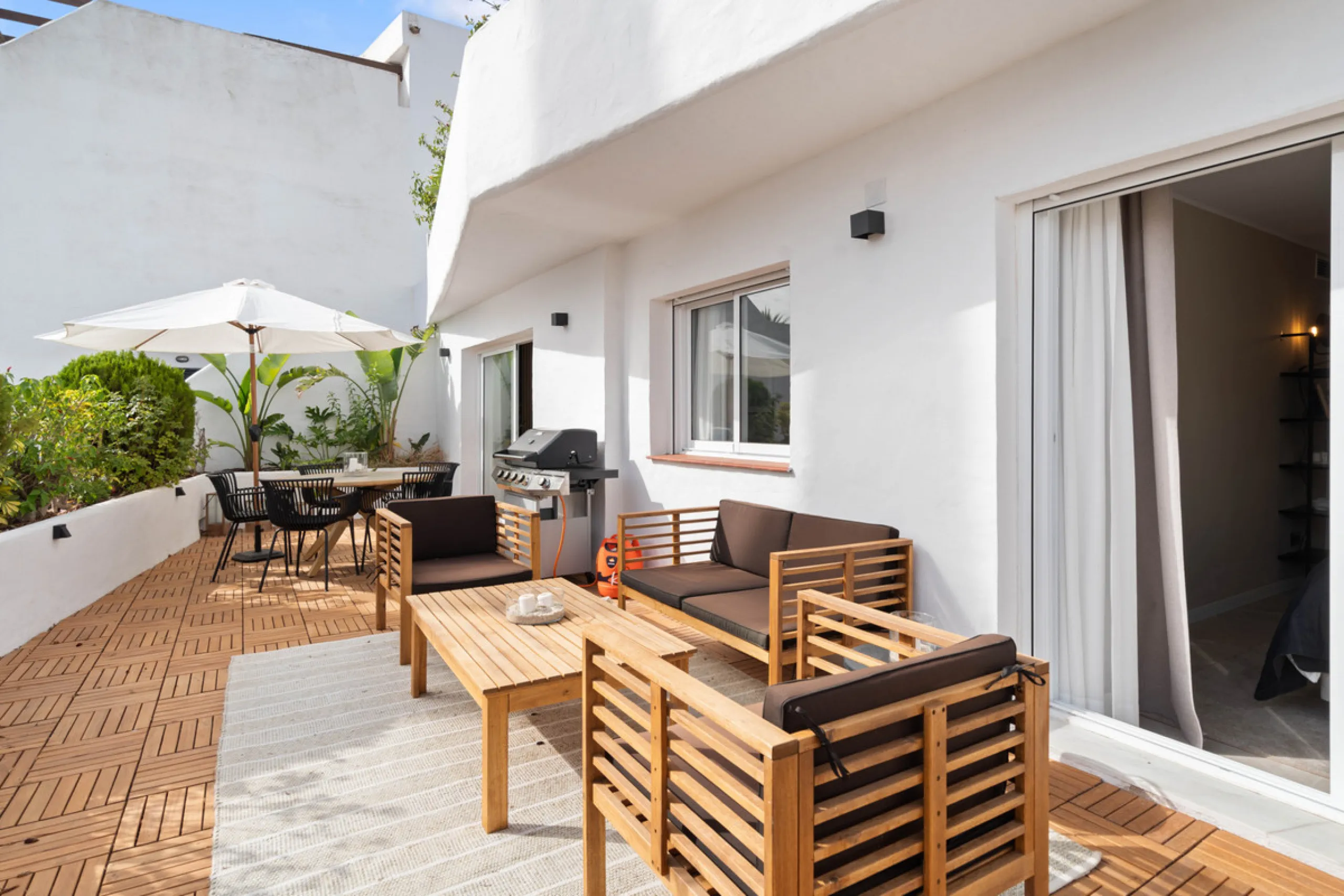 Welcome to this beautifully renovated 4-bedroom middle-floor apartment, ideally situated in the heart of Nueva Andalucía — just minutes from the vibrant Puerto Banús and within walking distance to Centro Plaza.