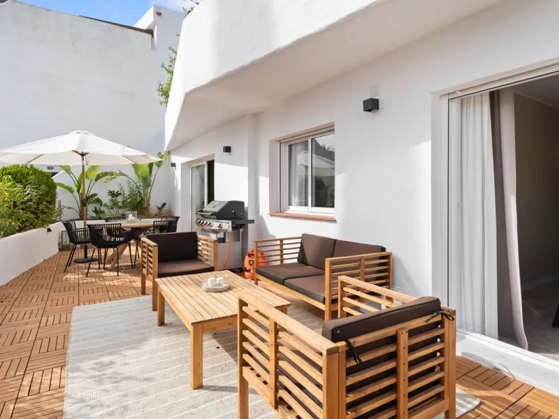 Welcome to this beautifully renovated 4-bedroom middle-floor apartment, ideally situated in the heart of Nueva Andalucía — just minutes from the vibrant Puerto Banús and within walking distance to Centro Plaza.