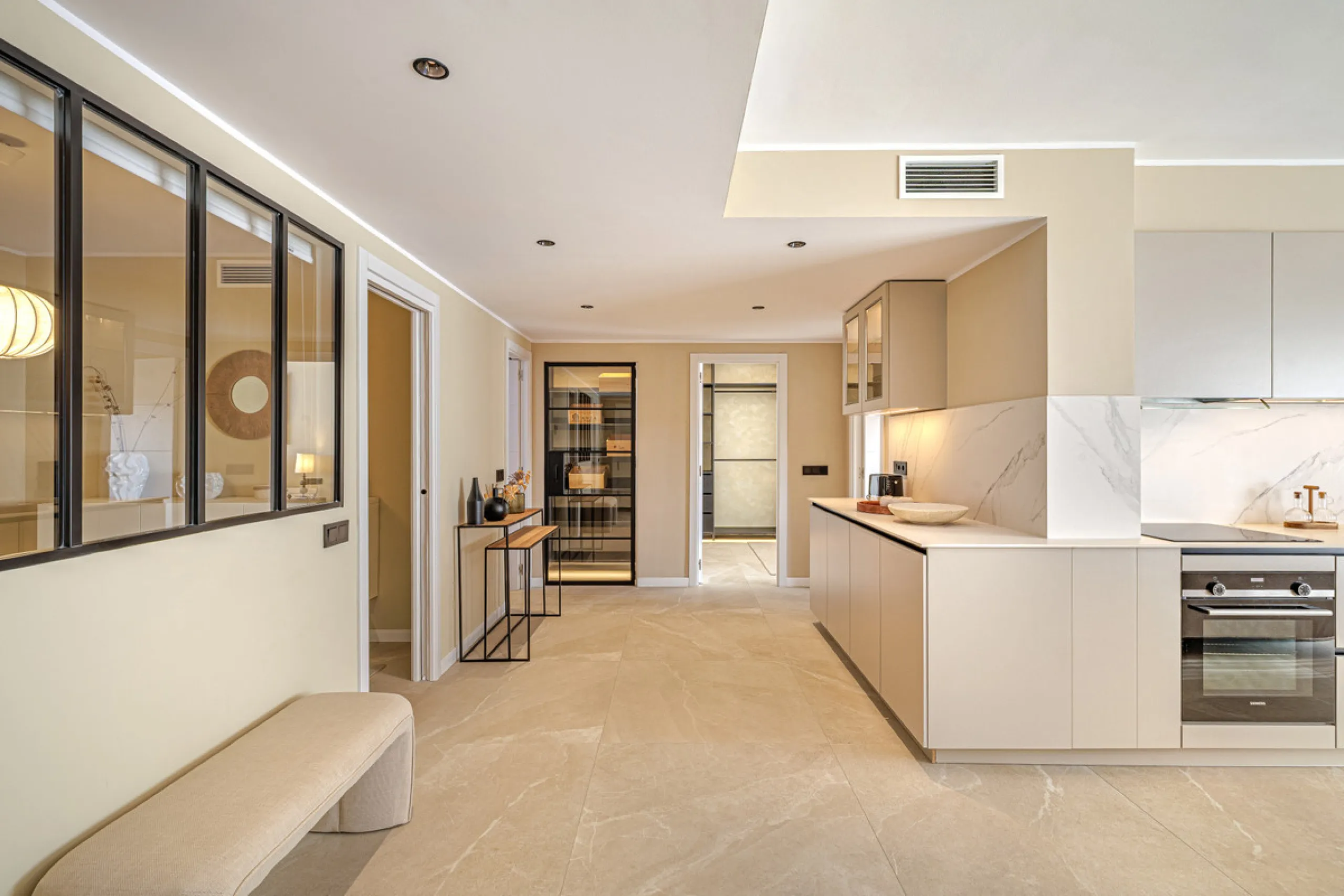 Welcome to this beautifully renovated 4-bedroom middle-floor apartment, ideally situated in the heart of Nueva Andalucía — just minutes from the vibrant Puerto Banús and within walking distance to Centro Plaza.