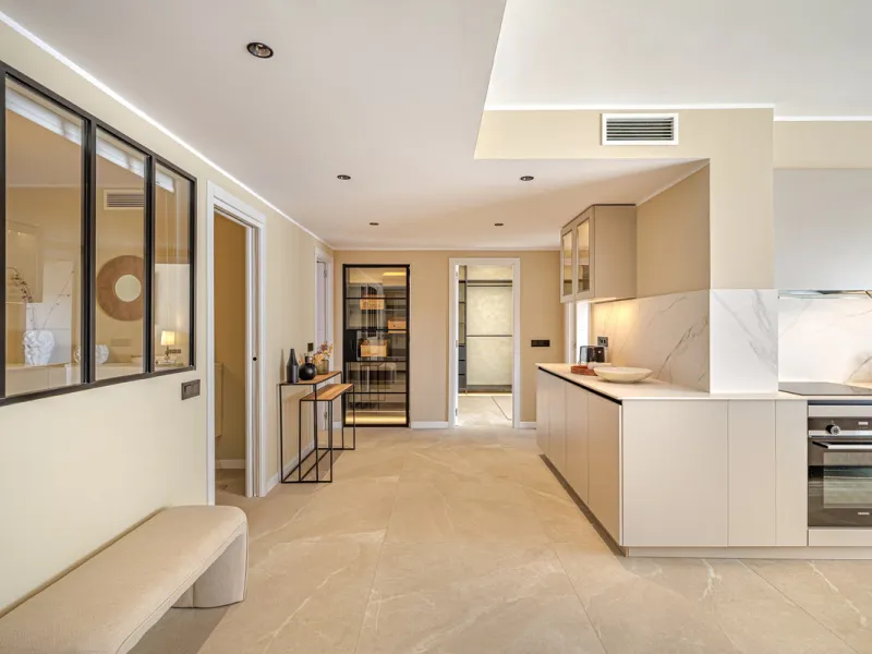 Welcome to this beautifully renovated 4-bedroom middle-floor apartment, ideally situated in the heart of Nueva Andalucía — just minutes from the vibrant Puerto Banús and within walking distance to Centro Plaza.