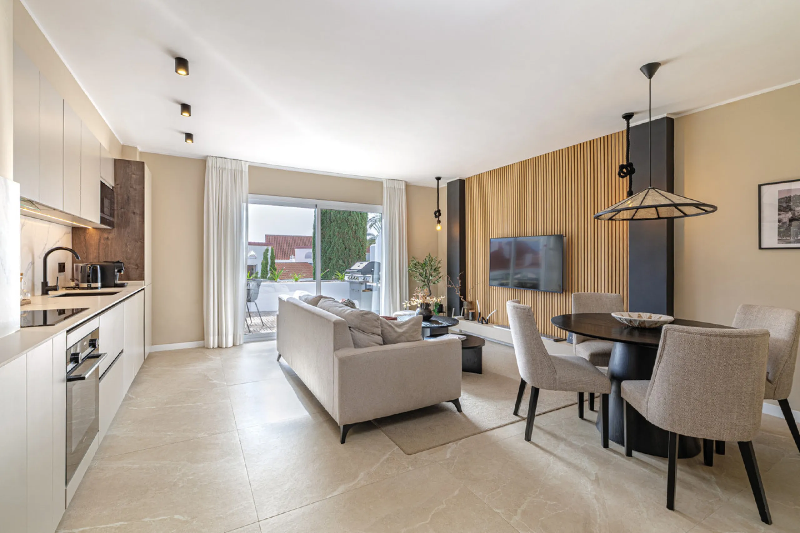 Welcome to this beautifully renovated 4-bedroom middle-floor apartment, ideally situated in the heart of Nueva Andalucía — just minutes from the vibrant Puerto Banús and within walking distance to Centro Plaza.