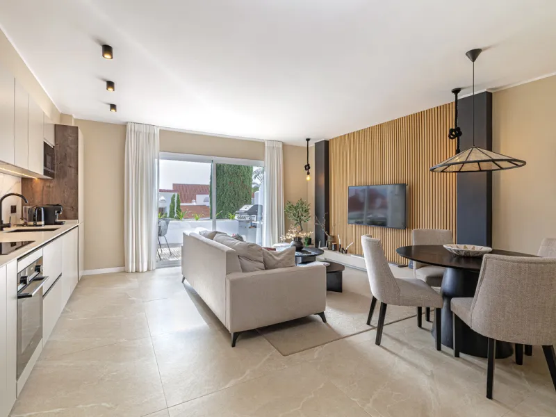 Welcome to this beautifully renovated 4-bedroom middle-floor apartment, ideally situated in the heart of Nueva Andalucía — just minutes from the vibrant Puerto Banús and within walking distance to Centro Plaza.
