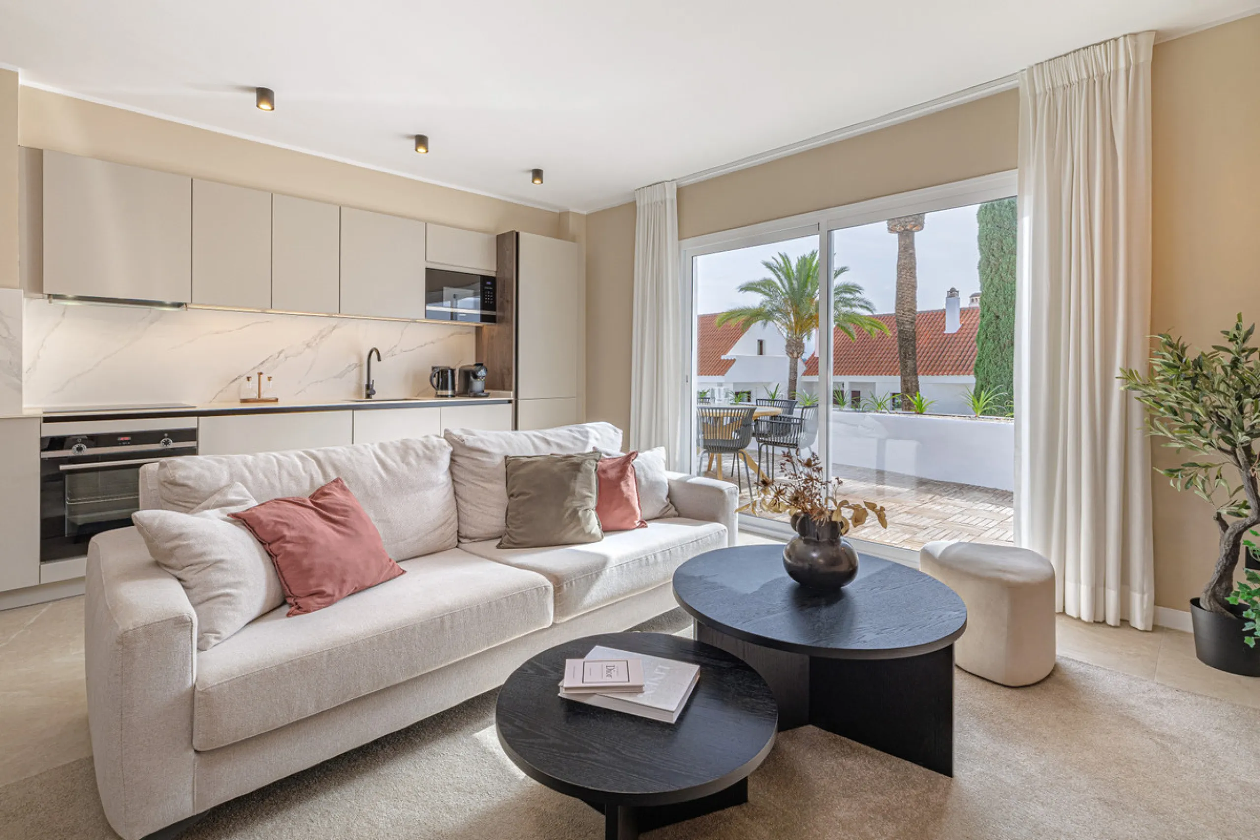 Welcome to this beautifully renovated 4-bedroom middle-floor apartment, ideally situated in the heart of Nueva Andalucía — just minutes from the vibrant Puerto Banús and within walking distance to Centro Plaza.