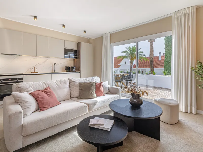 Welcome to this beautifully renovated 4-bedroom middle-floor apartment, ideally situated in the heart of Nueva Andalucía — just minutes from the vibrant Puerto Banús and within walking distance to Centro Plaza.