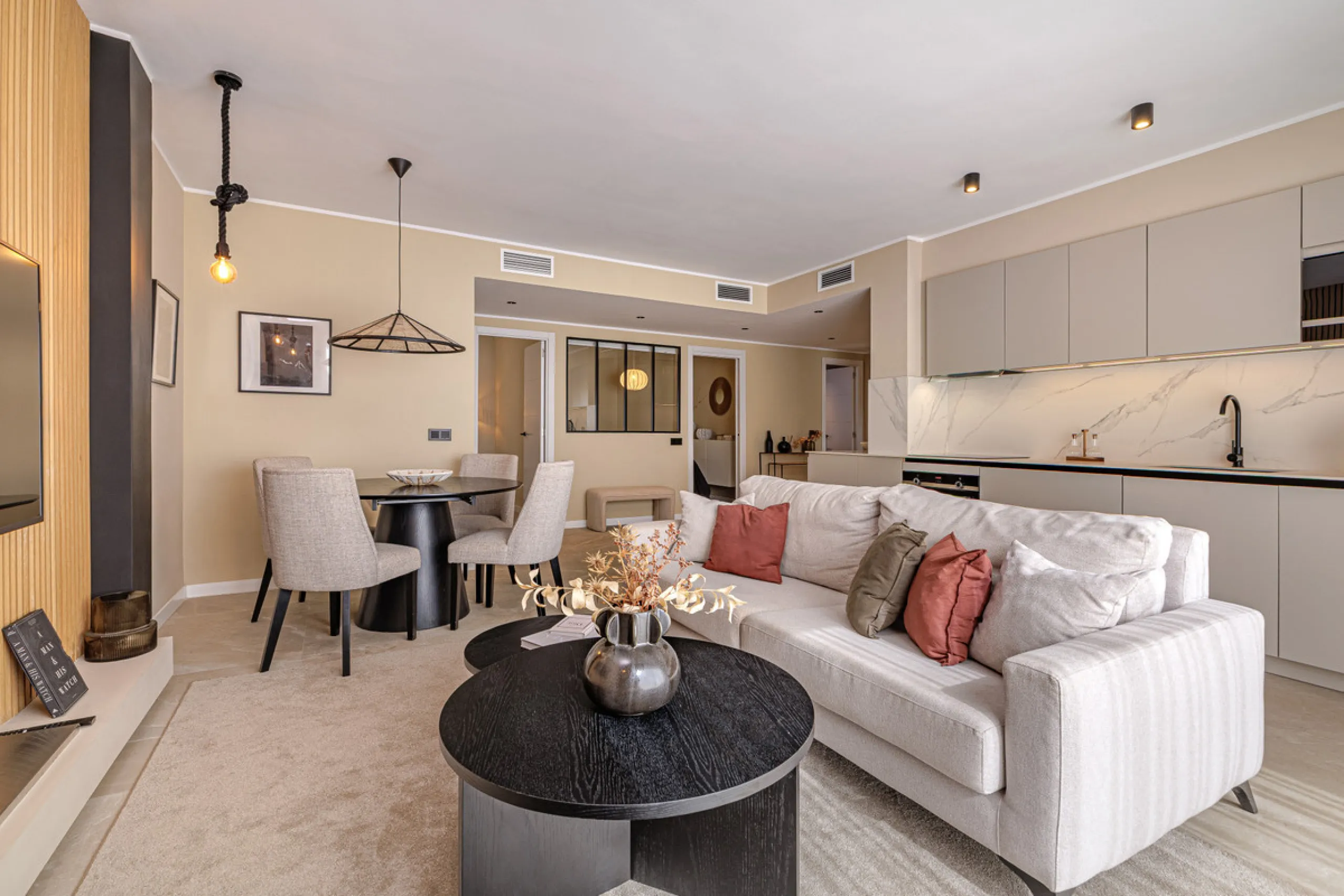 Welcome to this beautifully renovated 4-bedroom middle-floor apartment, ideally situated in the heart of Nueva Andalucía — just minutes from the vibrant Puerto Banús and within walking distance to Centro Plaza.
