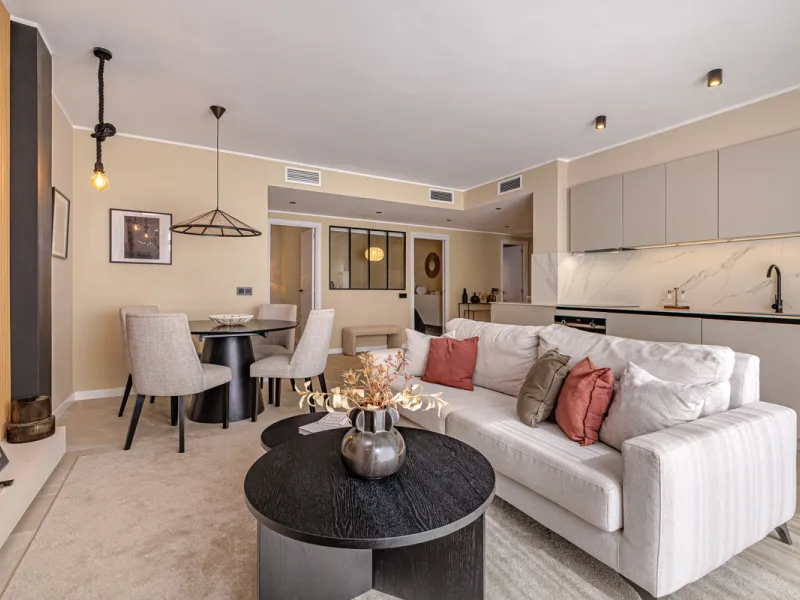 Welcome to this beautifully renovated 4-bedroom middle-floor apartment, ideally situated in the heart of Nueva Andalucía — just minutes from the vibrant Puerto Banús and within walking distance to Centro Plaza.