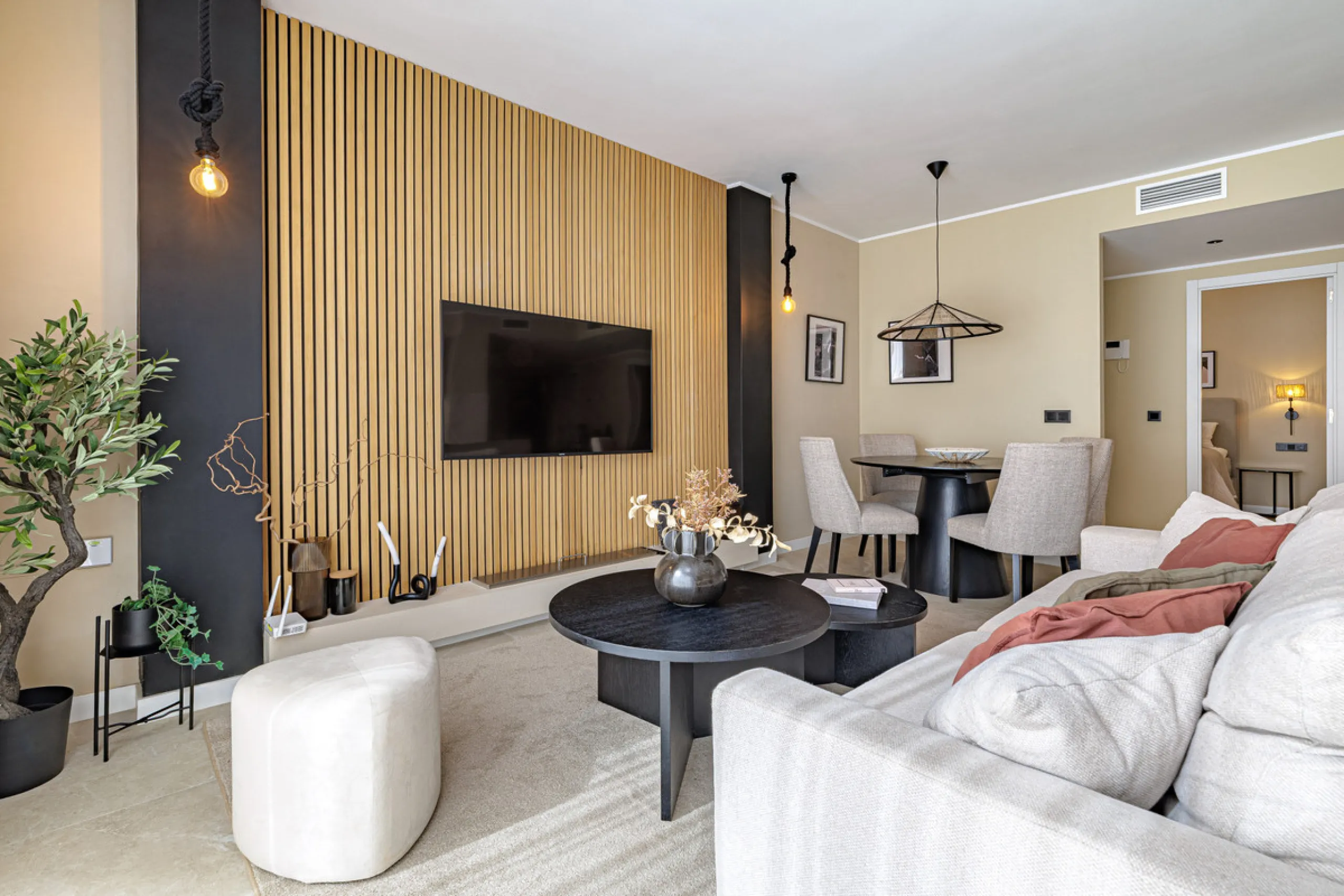 Welcome to this beautifully renovated 4-bedroom middle-floor apartment, ideally situated in the heart of Nueva Andalucía — just minutes from the vibrant Puerto Banús and within walking distance to Centro Plaza.
