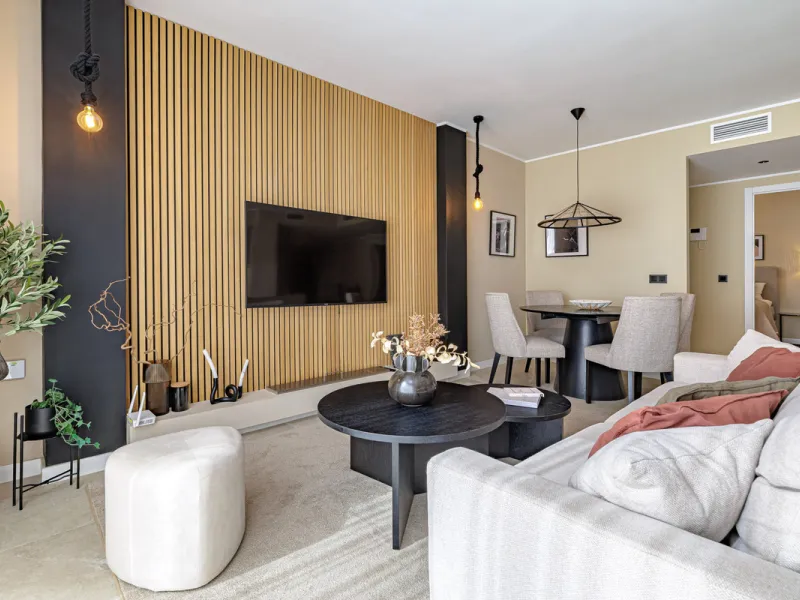 Welcome to this beautifully renovated 4-bedroom middle-floor apartment, ideally situated in the heart of Nueva Andalucía — just minutes from the vibrant Puerto Banús and within walking distance to Centro Plaza.