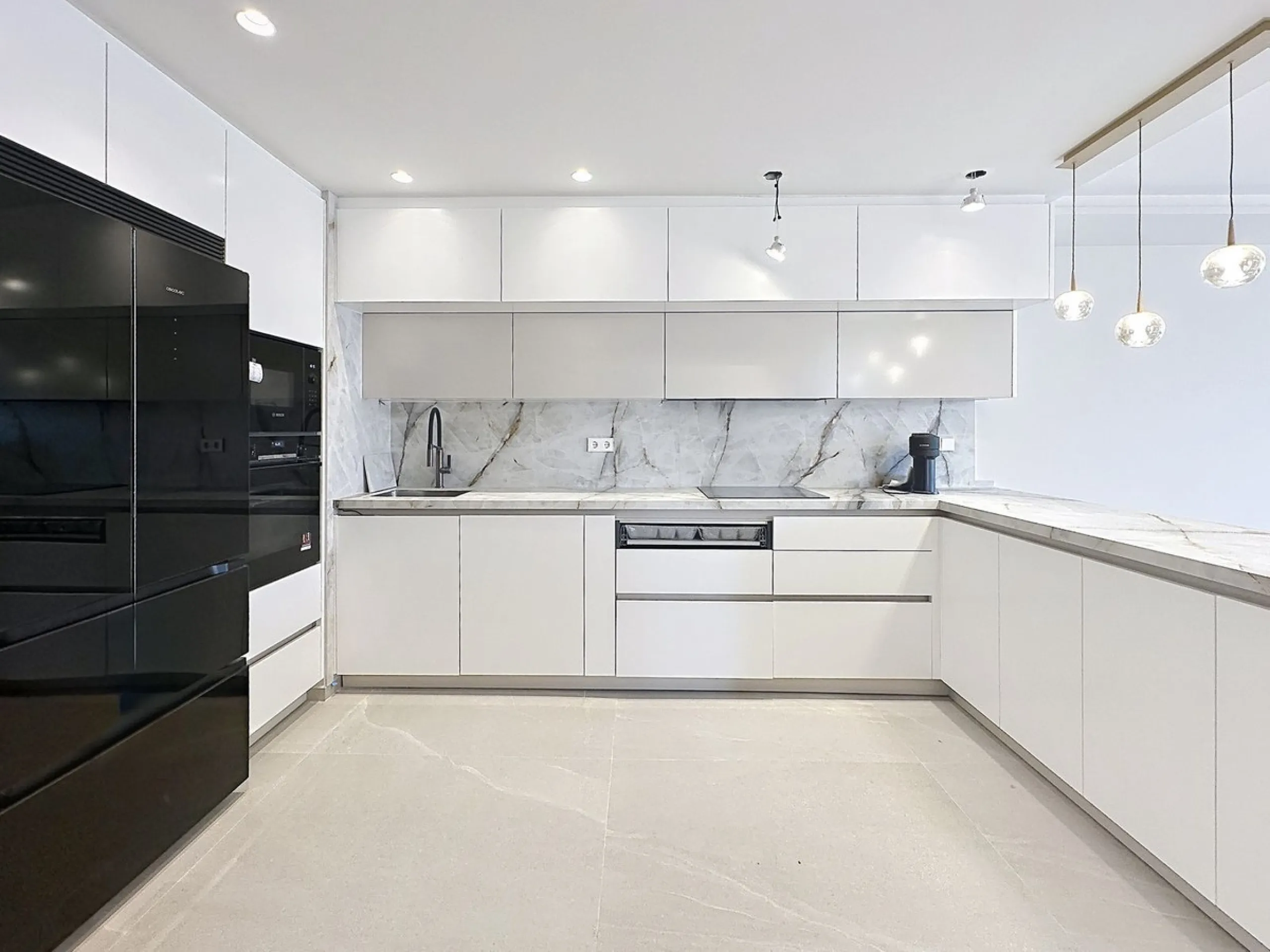 Imagine waking up each morning to soft Mediterranean light streaming through the windows, the calm of a beautifully maintained community, and the sea breeze accompanying your first coffee of the day. All of this from a spacious glass-enclosed terrace with
