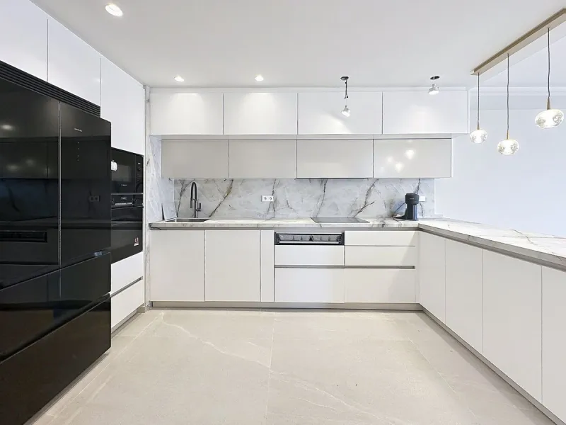 Imagine waking up each morning to soft Mediterranean light streaming through the windows, the calm of a beautifully maintained community, and the sea breeze accompanying your first coffee of the day. All of this from a spacious glass-enclosed terrace with