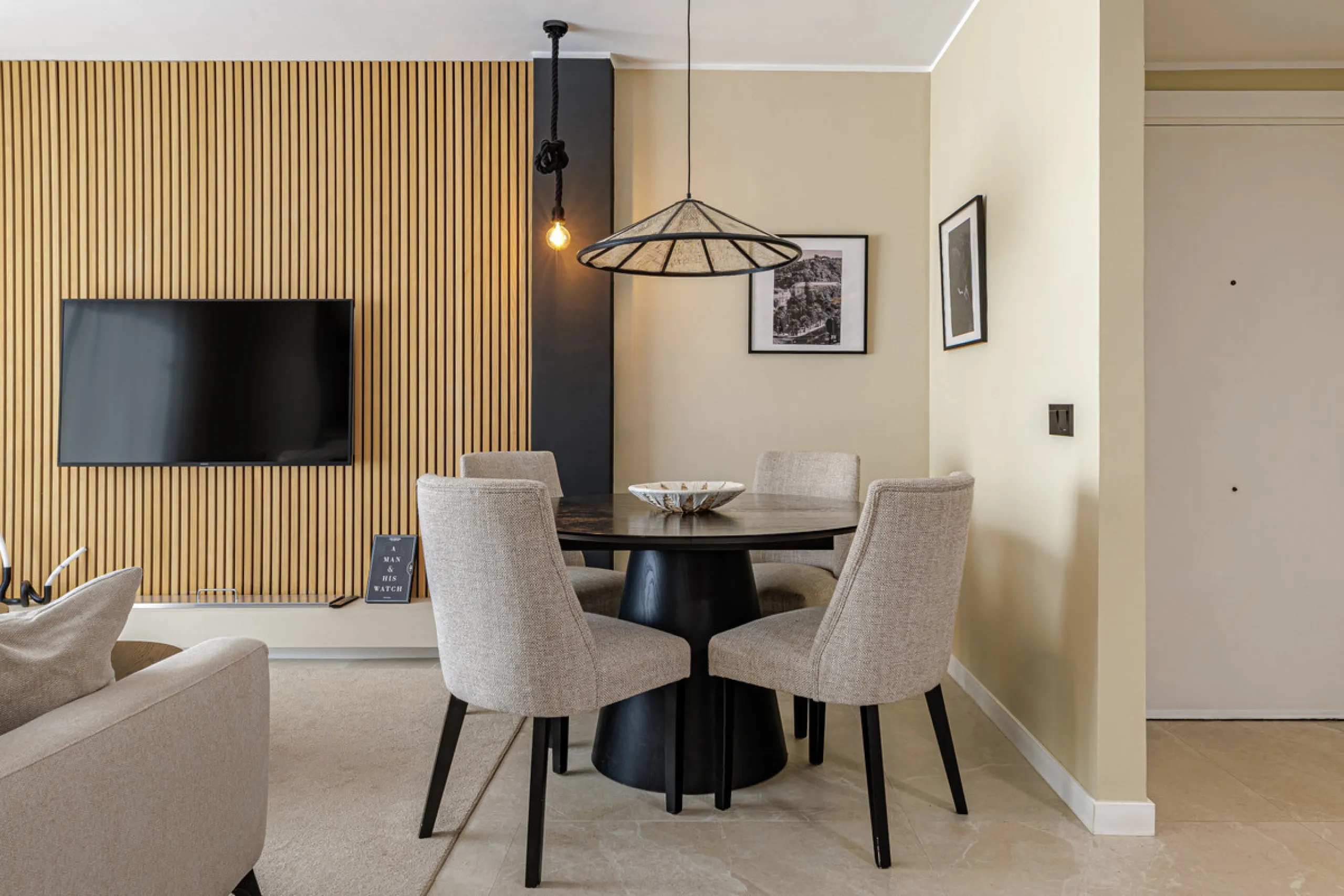 Welcome to this beautifully renovated 4-bedroom middle-floor apartment, ideally situated in the heart of Nueva Andalucía — just minutes from the vibrant Puerto Banús and within walking distance to Centro Plaza.