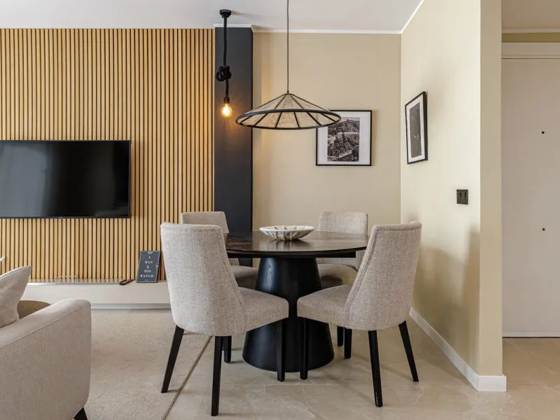 Welcome to this beautifully renovated 4-bedroom middle-floor apartment, ideally situated in the heart of Nueva Andalucía — just minutes from the vibrant Puerto Banús and within walking distance to Centro Plaza.