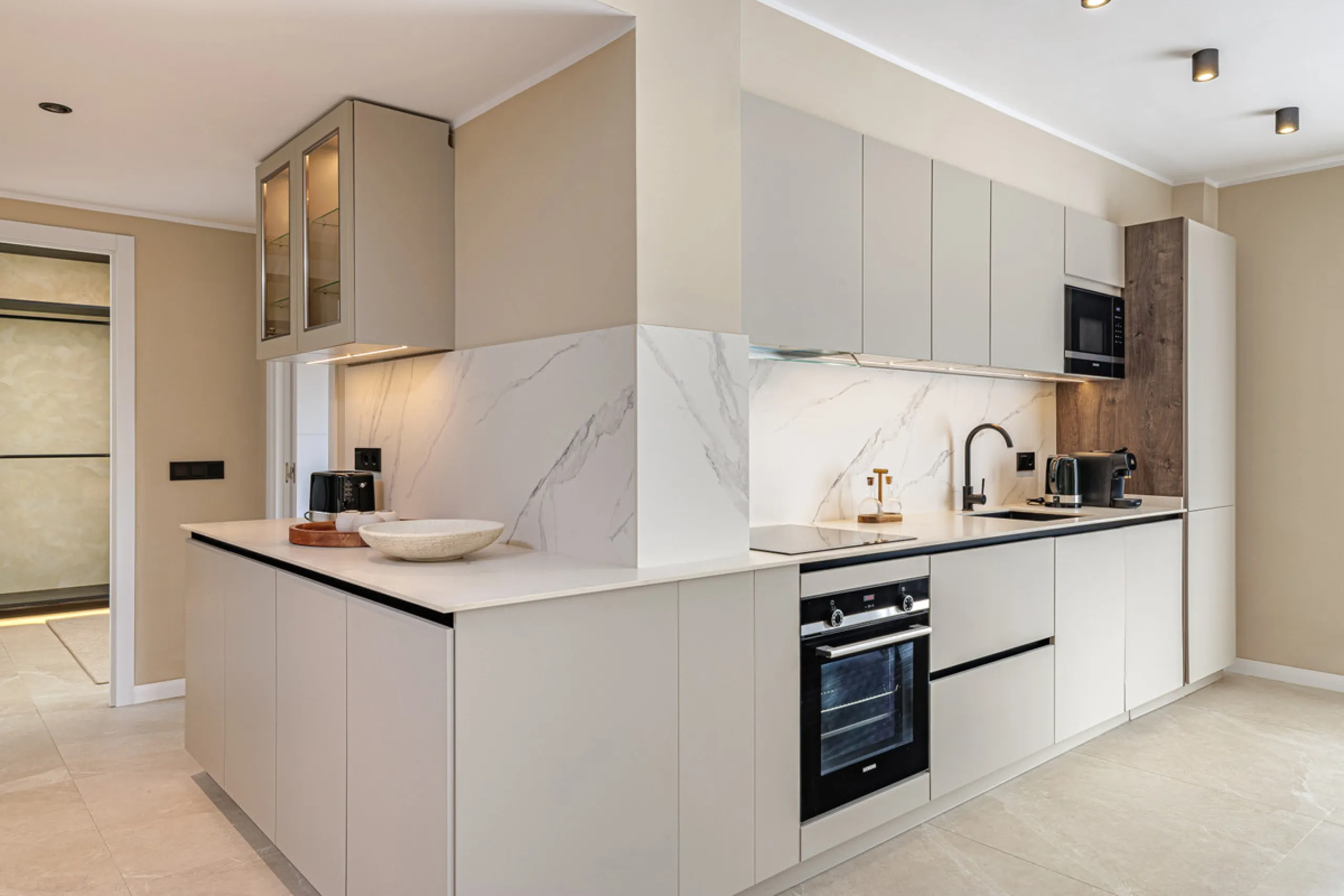 Welcome to this beautifully renovated 4-bedroom middle-floor apartment, ideally situated in the heart of Nueva Andalucía — just minutes from the vibrant Puerto Banús and within walking distance to Centro Plaza.