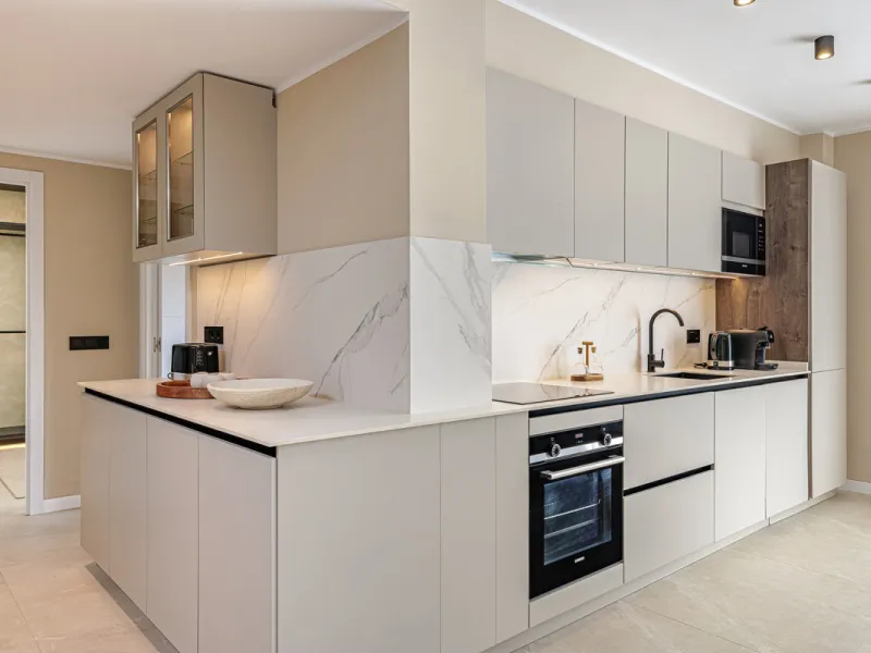 Welcome to this beautifully renovated 4-bedroom middle-floor apartment, ideally situated in the heart of Nueva Andalucía — just minutes from the vibrant Puerto Banús and within walking distance to Centro Plaza.